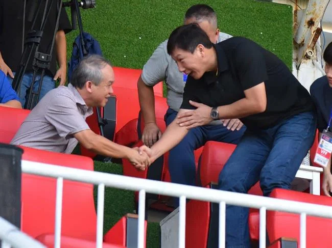 Người đang gõ máy tính để liên hệ 18win game bài